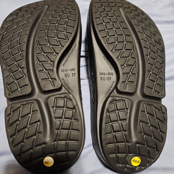 OOFOS Slides - Picture 3 of 3